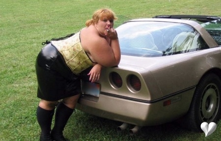 Секси-девченка с крутым авто желает познакомиться