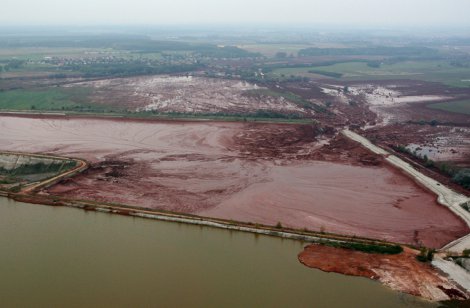 Экологическая катастрофа в Венгрии. Виновата жажда наживы? 30 фото