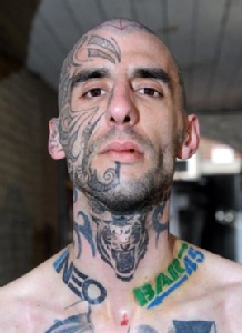 Человек - рекламный щит: кожа на продажу под татуировки