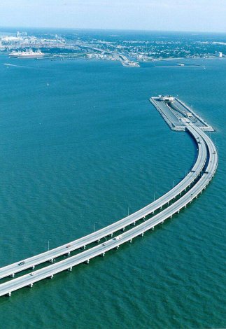 Этот мост соединяет Швецию и Данию.