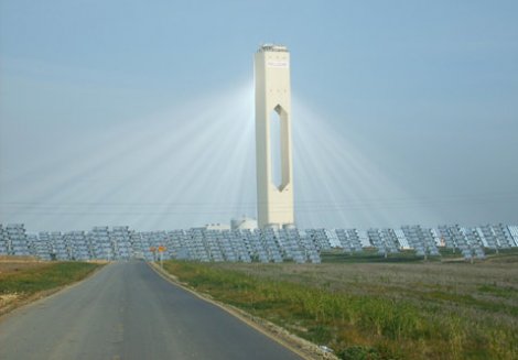 Солнечная башня пожинает лучи с зеркальных полей