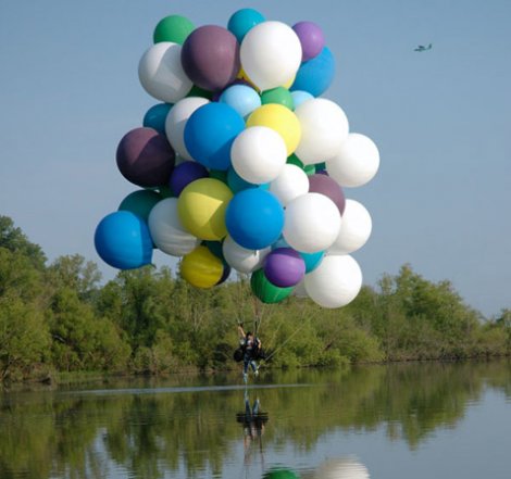 Вовсе не медведь: Джон бороздит небо на воздушных шариках