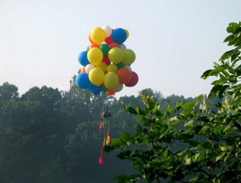 Вовсе не медведь: Джон бороздит небо на воздушных шариках